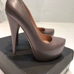 Alejandro ingelmo pumps